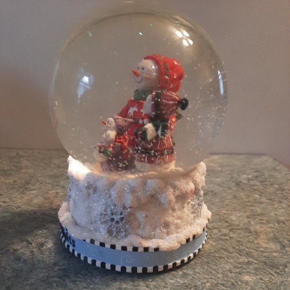 Snowmen Family Musical Glitter Snow Globe - Picture 8 of 12